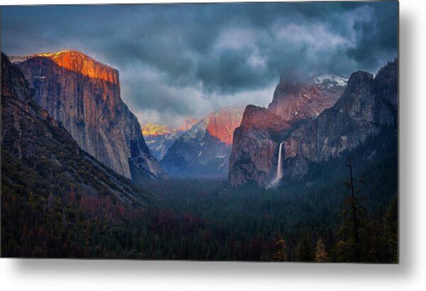 Breathtaking View of Yosemite Valley Metal Print